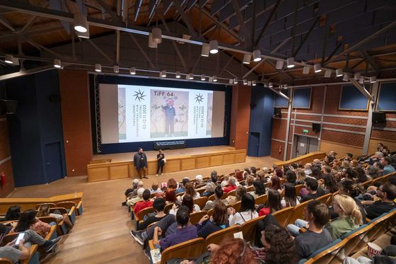 Από τις προβολές της «γυάλα»